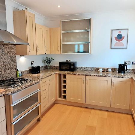 2 Bedroom, 2 Bathroom Apartment With Free Parking In A Great Location Cambridge Exterior foto