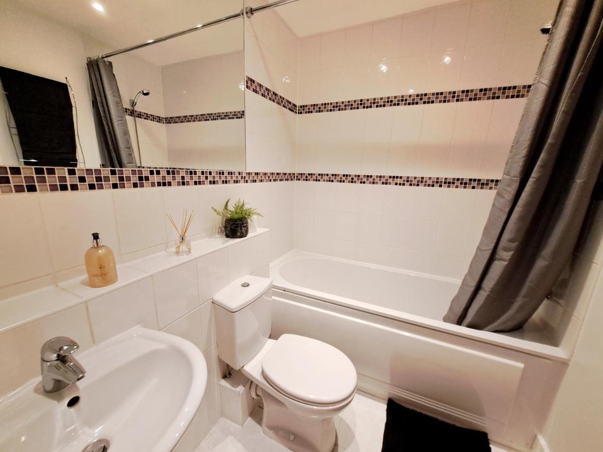 2 Bedroom, 2 Bathroom Apartment With Free Parking In A Great Location Cambridge Exterior foto